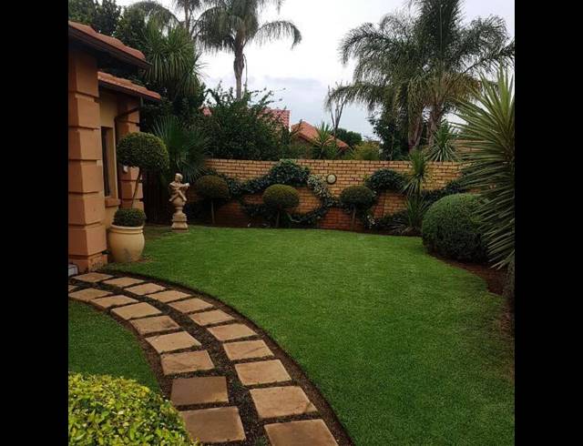 5 BEDROOM HOUSE FOR SALE IN ROOIHUISKRAAL NORTH